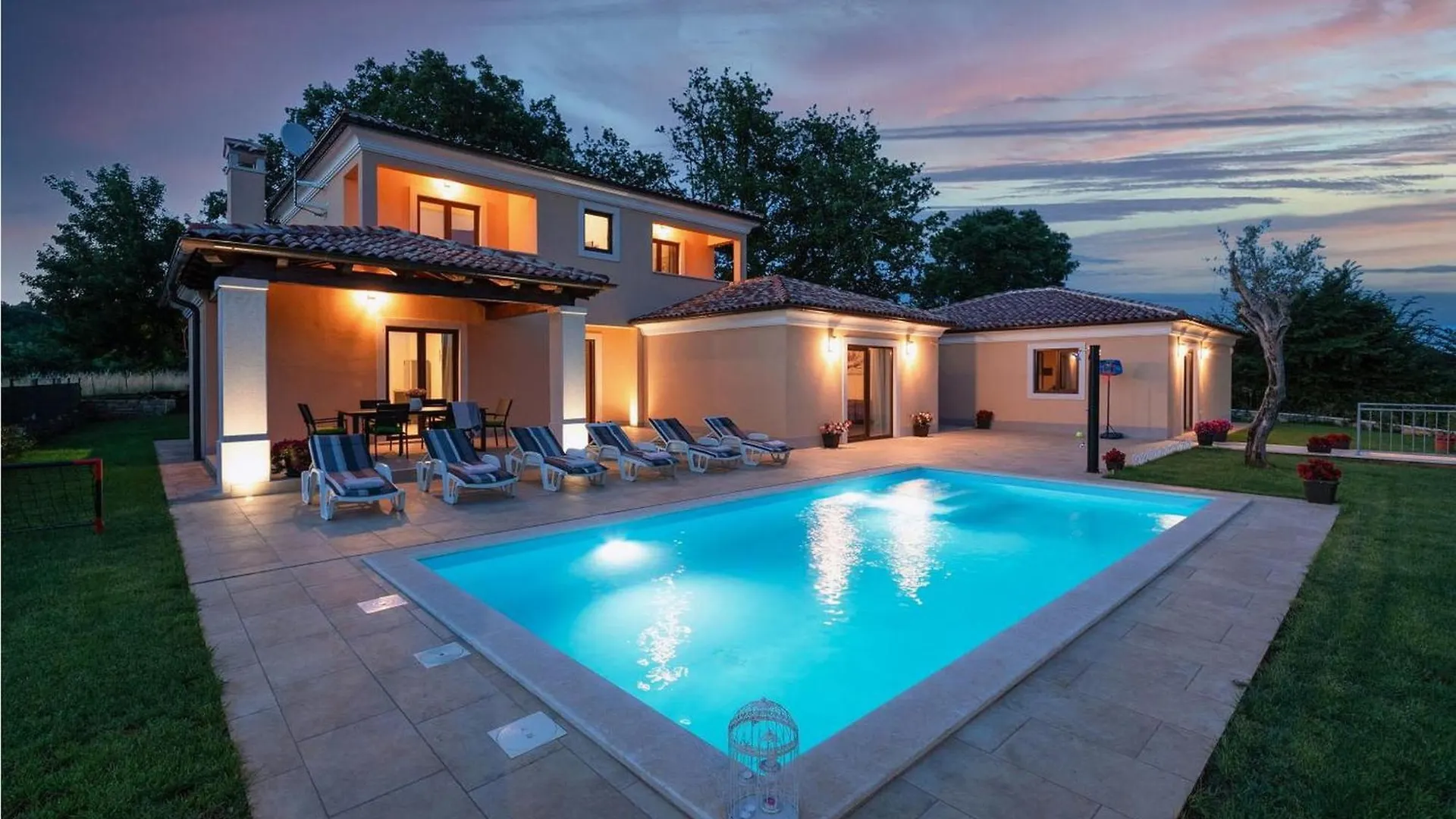 Villa Re contacts